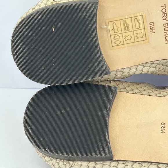 Tory Burch Ballet Loafer Flats Shoes Snakeskin Leather Gold Logo Beige Size 5.5 - Picture 13 of 16